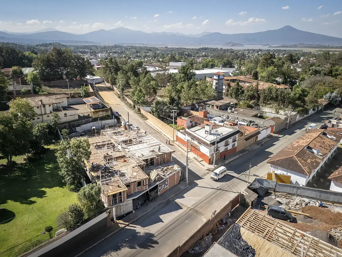 Vista elevada de una casa con alberca