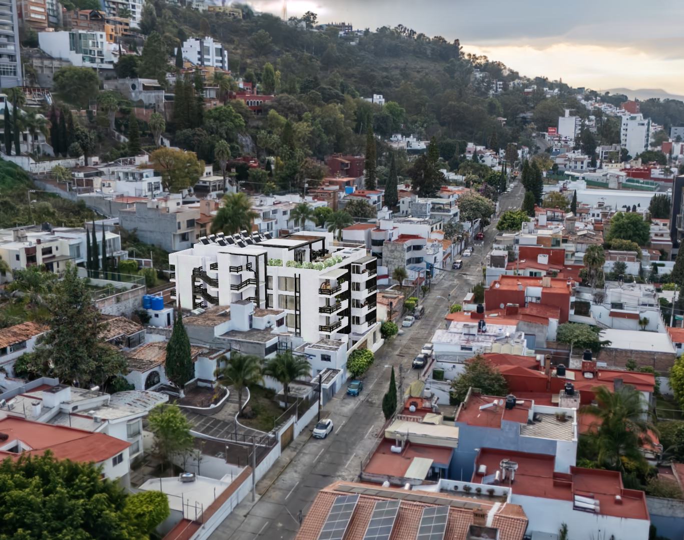 Residencia con jardín y alberca vista desde lo alto
